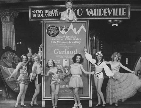  Variety Hour - An Avant-Garde Spectacle Featuring Vaudeville Acts and Early Cinematic Techniques!